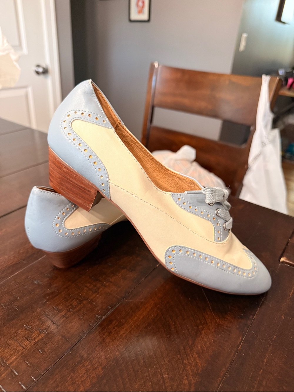 Chelsea Crew Two-Tone Women's Oxford Heels in Light Blue and Cream